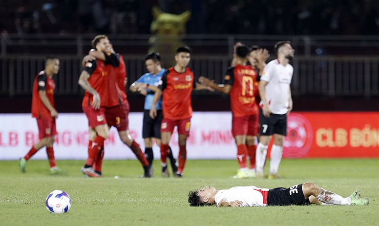 Cầu thủ Công an TP.HCM gục ngã sau 90 phút so tài với Ninh Bình FC.