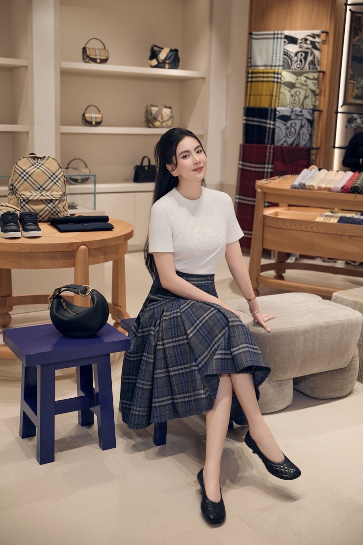 Sau 6 tháng sinh con đầu lòng, Mai Ngọc cuối cùng đã lấy lại vóc dáng không thua gì thời son rỗi khiến dân tình ngưỡng mộ.