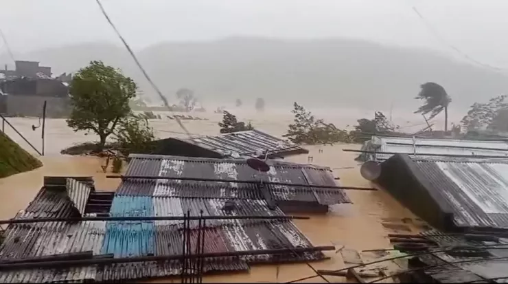 Nhiều ngôi nhà ở tỉnh Catanduanes (Philippines) chìm trong nước lũ khi siêu bão Fung-wong đổ bộ ngày 9-11. Ảnh: MDRRMO San Miguel/ Radyo Pilipinas Virac