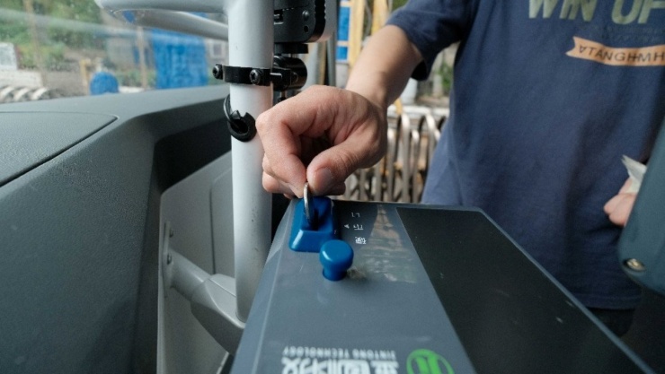 Hành động lạ của nữ hành khách đều khiến nhiều người bất ngờ. Ảnh: QQ