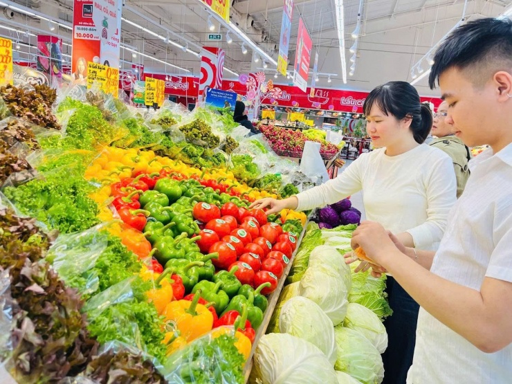 Theo nhân viên siêu thị, đây là đợt khuyến mại lớn nhất trong tháng 11, tập trung vào nhóm thực phẩm tươi sống, bánh kẹo và các sản phẩm phục vụ tổ chức tiệc.