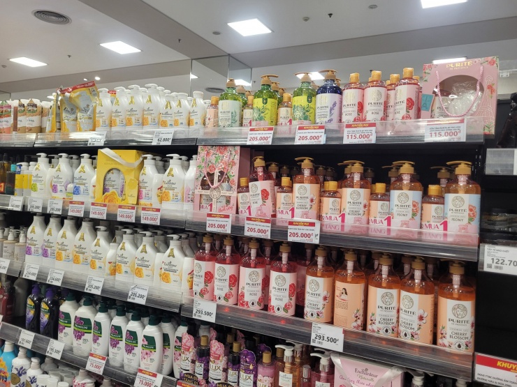 Tại AEON Mall Hà Đông, các thương hiệu nổi tiếng như AEON Bakery, Miniso, The Face Shop, Guardian đều tung ưu đãi từ 15–40%, kèm theo nhiều combo quà tặng tri ân được thiết kế tinh tế.