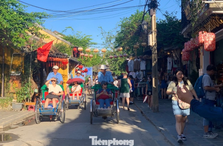 Phố cổ Hội An sạch tinh tươm, du khách tấp nập sau bão - 10