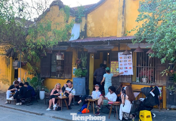 Du khách thong thả thưởng thức ẩm thực phố cổ.