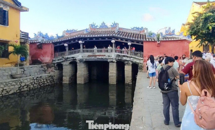 Khu vực di tích Chùa Cầu thu hút đông du khách.