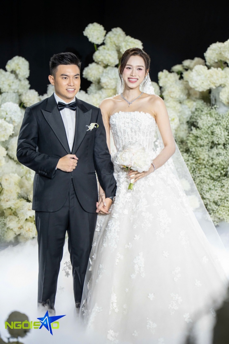 Khi bước vào lễ đường, Đỗ Thị Hà thay chiếc váy cúp ngực dáng xòe bồng. Bộ đầm được 10 người thợ thực hiện thủ công suốt bốn tháng.