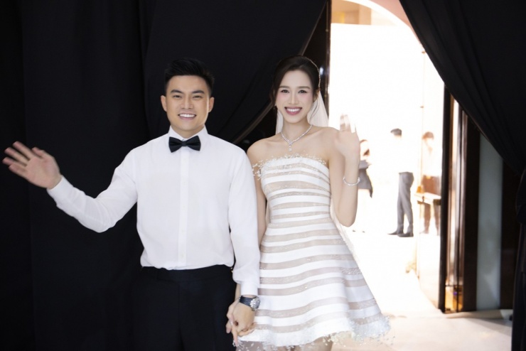 Cuối bữa tiệc, Đỗ Thị Hà chọn váy cúp ngực dáng xòe ngắn ngang đùi, giúp cô dễ dàng nhảy múa cùng ông xã và bạn bè. Thiết kế được thực hiện bởi NTK Trà Linh, mang phong cách tiệc tối hiện đại.