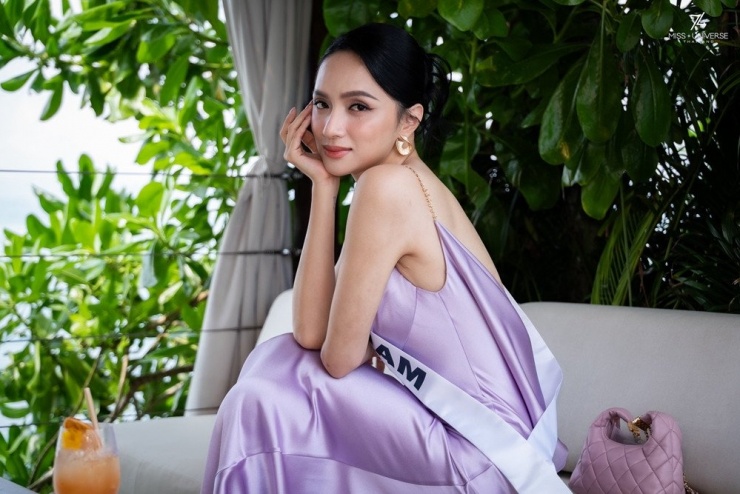 Hương Giang và dàn thí sinh Miss Universe khoe eo thon, dáng chuẩn trước biển - 1