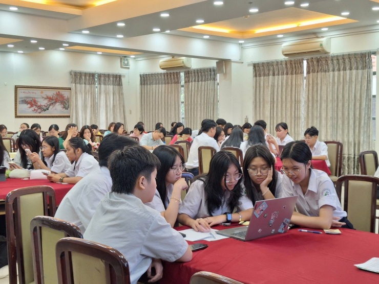 Học sinh Trường THPT Lương Thế Vinh (phường Cầu Ông Lãnh, TPHCM) hào hứng trong tiết học có Chat GPT chấm điểm