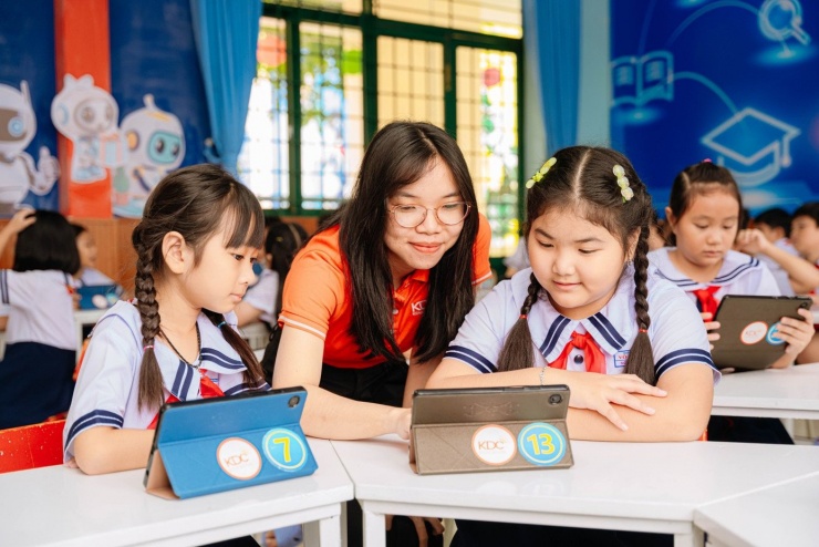 Học sinh thực hành với máy tính bảng trong giờ học Kỹ năng công dân số.