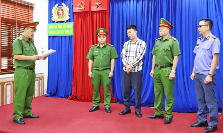 Cơ quan công an tống đạt quyết định khởi tố vụ án hình sự, khởi tố bị can, lệnh bắt bị can để tạm giam.