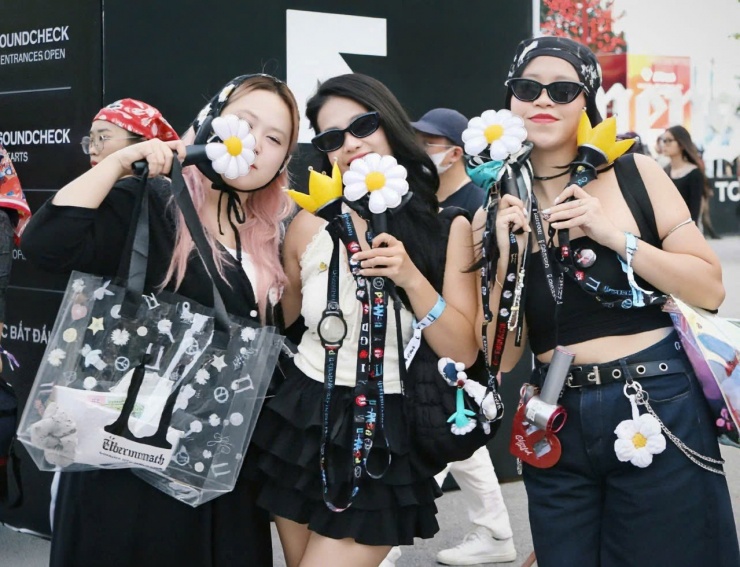 Nhiều khán giả nữ trang điểm, ăn vận lộng lẫy đi gặp thần tượng Ảnh: GIA LINH