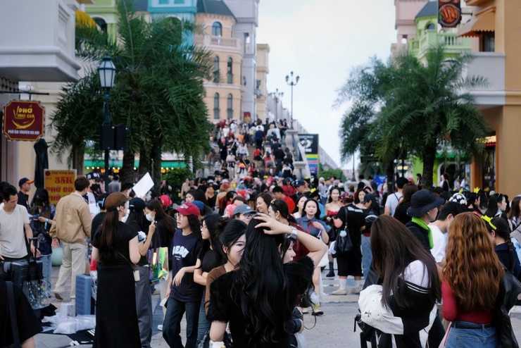 “Trẩy hội” G-Dragon. Ảnh: GIA LINH