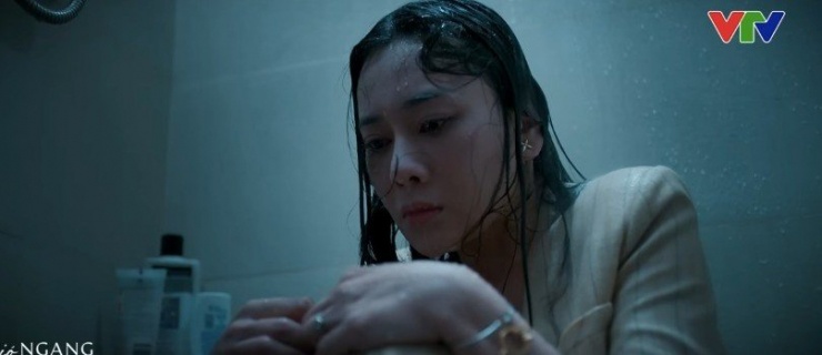 Cô khóc nghẹn khi biết được sự thật.