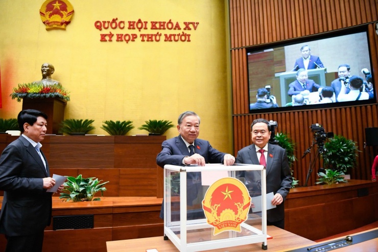 Lãnh đạo Đảng, Nhà nước bỏ phiếu bầu nhân sự, sáng 10/11. Ảnh: Như Ý