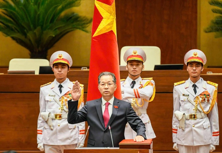 Tân Chánh án Tòa án nhân dân tối cao Nguyễn Văn Quảng thực hiện nghi thức Tuyên thệ trước Quốc hội.