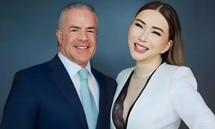 Ông Raúl Rocha và nữ tỷ phú chuyển giới Anne Jakkaphong Jakrajutatip.