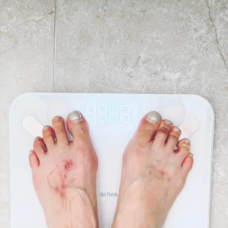 HyunA cao khoảng 1m64, nặng 49kg (theo ảnh trong bài đăng chia sẻ đã giảm 10kg của HyunA vào 5 ngày trước).