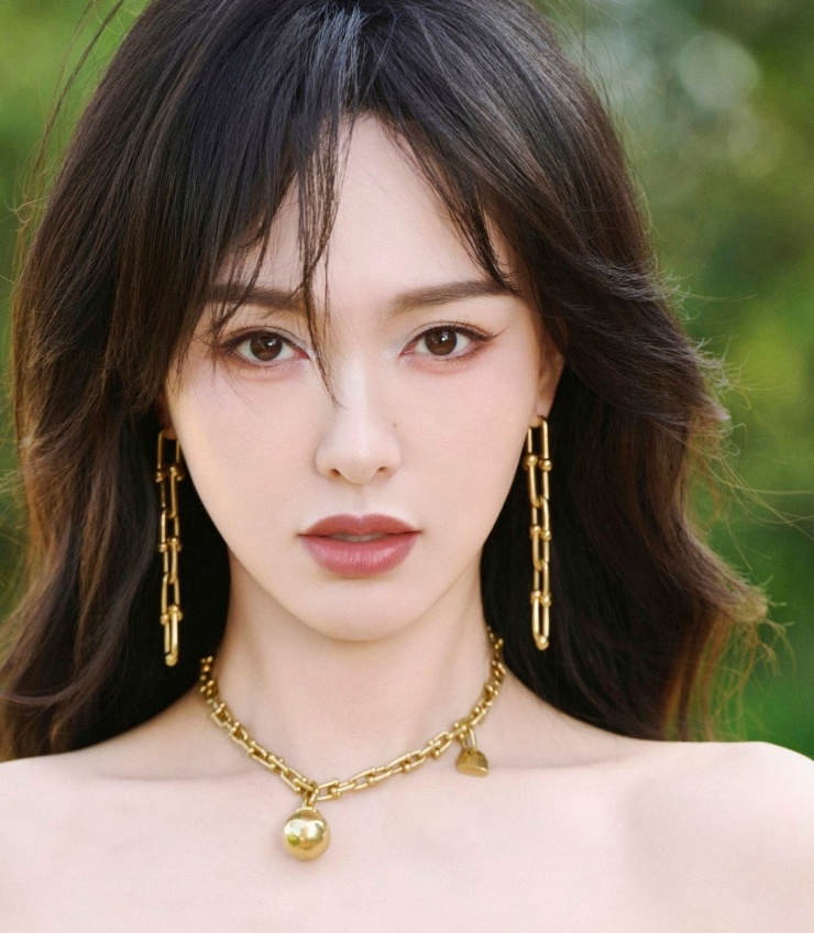 Sóng gió ập đến với Đường Yên dù cô không làm gì gây tranh cãi.