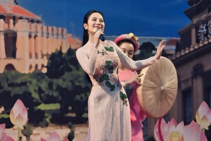 Nữ ca sĩ vừa trở lại sân khấu biểu diễn.&nbsp;