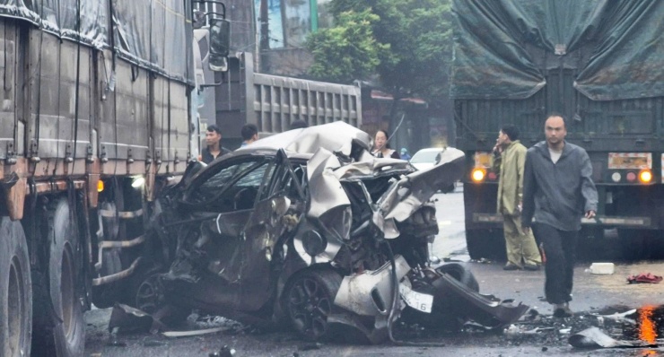 Chiếc KIA Morning bị vò nát, hư hỏng nặng. Ảnh: Trần Nghị