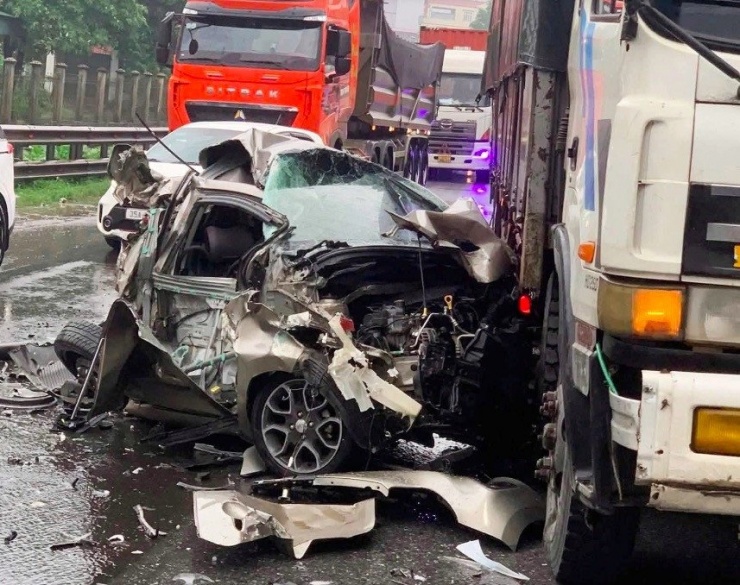 Góc đâm va được cho là yếu tố quyết định giúp tài xế sống sót. Ảnh: Trần Nghị