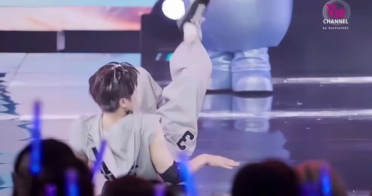 Động tác đáp lưng xuống sàn của Karik thu hút sự chú ý của đông đảo khán giả.