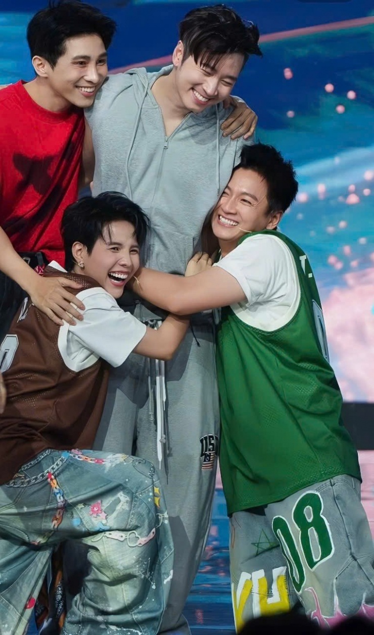 Với tinh thần “Hip-Hop không bao giờ rời bỏ bạn”, Karik thể hiện quyết tâm thi đấu hết mình dù chân bị chấn thương.