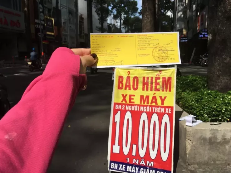 Thay vì mua bảo hiểm bán tràn lan trên đường, người dân nên chọn các đơn vị uy tín để mua bảo hiểm xe máy. Ảnh: TN