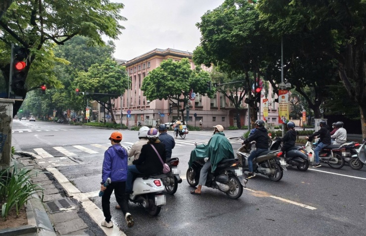 Dừng đèn đỏ dùng điện thoại có bị xử phạt?. Ảnh minh họa