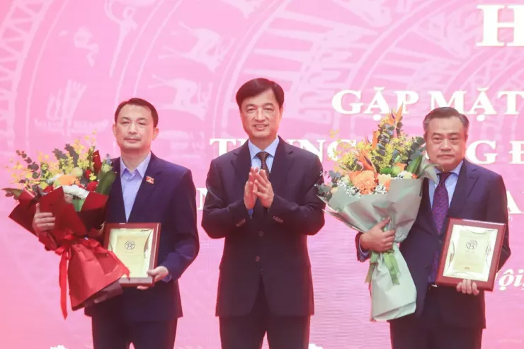 Bí thư Thành uỷ Hà Nội Nguyễn Duy Ngọc (đứng giữa) tặng hoa tri ân các cán bộ của thành phố được điều động, phân công nhận nhiệm vụ công tác mới tại các cơ quan Trung ương. Ảnh: TRỌNG PHÚ