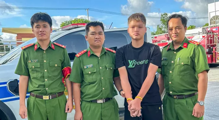 Công an xã Vạn Ninh bàn giao nghi phạm cho Phòng PC02. Ảnh: XH