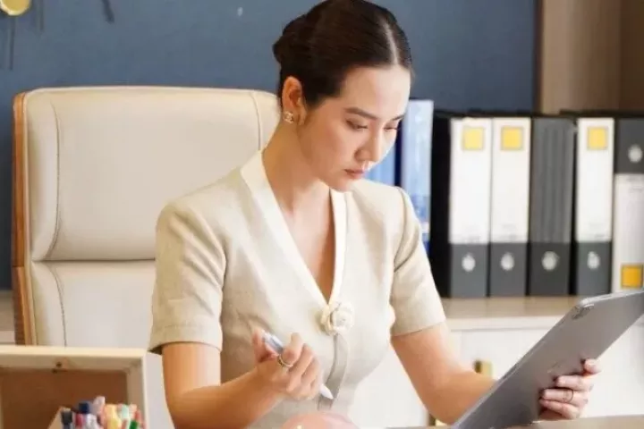 Huyền Lizzie mặc đồ công sở đẹp khiến hội chị em học hỏi