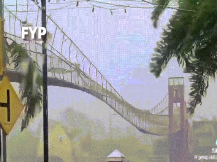 VIDEO: Cầu rung lắc dữ dội trong siêu bão Fung-wong ở Philippines