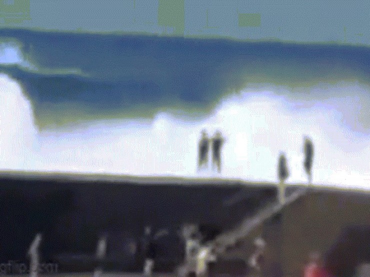 Sóng lớn cuốn trôi nhiều du khách, ba người thiệt mạng