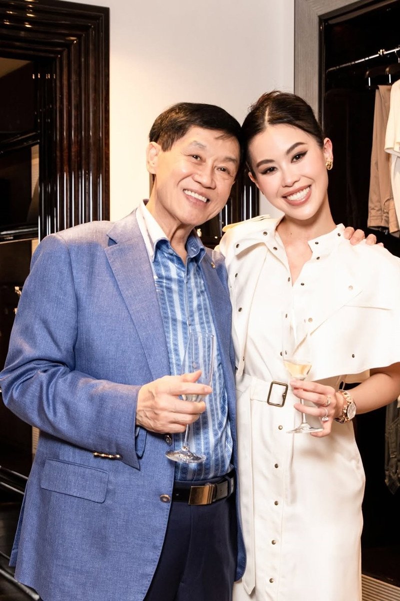 Nguyễn Thảo Tiên sinh năm 1997 tại TPHCM, là con gái út của ông Johnathan Hạnh Nguyễn - "vua hàng hiệu" Việt Nam - và cựu diễn viên Lê Hồng Thủy Tiên, nổi tiếng với phim Vị đắng tình yêu. Là em chồng của Tăng Thanh Hà, Tiên Nguyễn lớn lên trong gia đình doanh nhân quyền lực, được bao bọc bởi thế giới thời trang cao cấp.&nbsp;