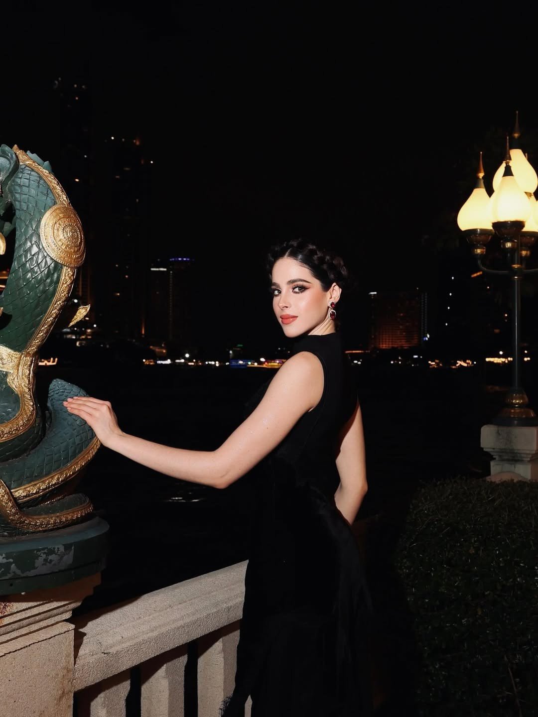 Fatima Bosch đã tốt nghiệp ngành Thiết kế quần áo và Thời trang tại Đại học Iberoamericana. Sau đó, cô tiếp tục học tại Học viện Nghệ thuật Nuova Accademia di Belle Arti ở Milan và Học viện Lyndon ở Vermont, Mỹ. Cô cũng sở hữu thương hiệu thời trang riêng, với những thiết kế dành cho cả nam và nữ.