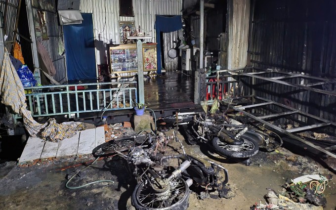 Một căn nhà dân bị dây điện cháy rớt trúng cháy lan, xe máy hư hỏng. Ảnh: Nguyễn Khánh