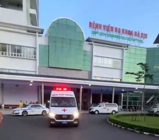 Xe chuyên dụng của Bệnh viện Chợ Rẫy chở bộ phận tạng của nam thanh niên xuất phát từ Bệnh viện đa khoa Bà Rịa.