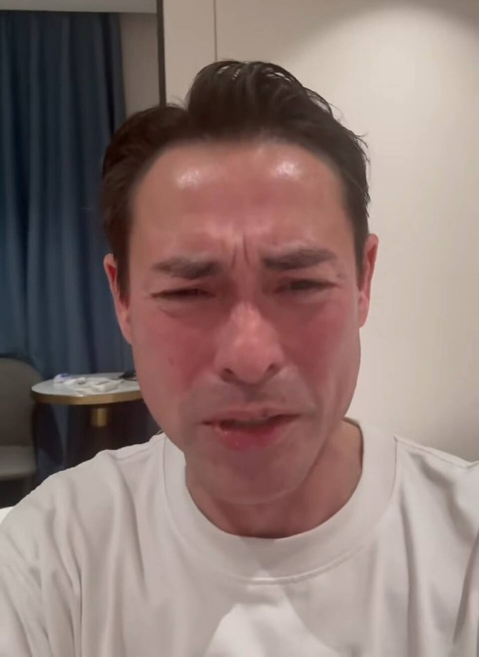 Hải Tuấn Kiệt livestream, khóc mong mọi người giúp đỡ. Ảnh: Weibo