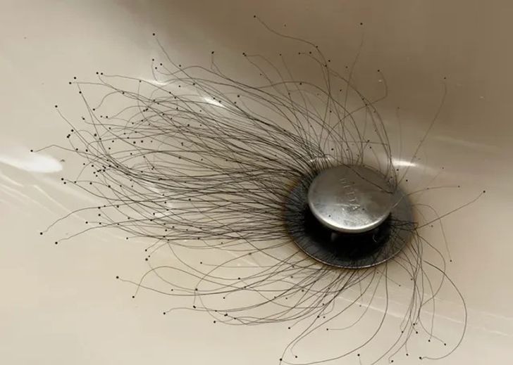 Người đàn ông sốc nặng khi thấy thứ đáng sợ mọc ra từ bồn rửa mặt - 1