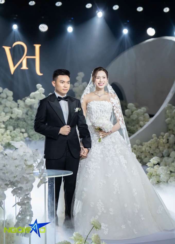 Uyên ương tay trong tay không rời suốt lễ thành hôn.