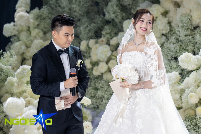 Doan nhân Viết Vương có đôi chút ngại ngùng khi nhắn nhủ vợ trên sân khấu.