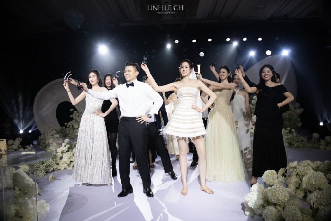 Họ chọn những động tác tay dễ thương, không quá khó để kết hợp cùng nhau. Ảnh: Linh Lê Chí