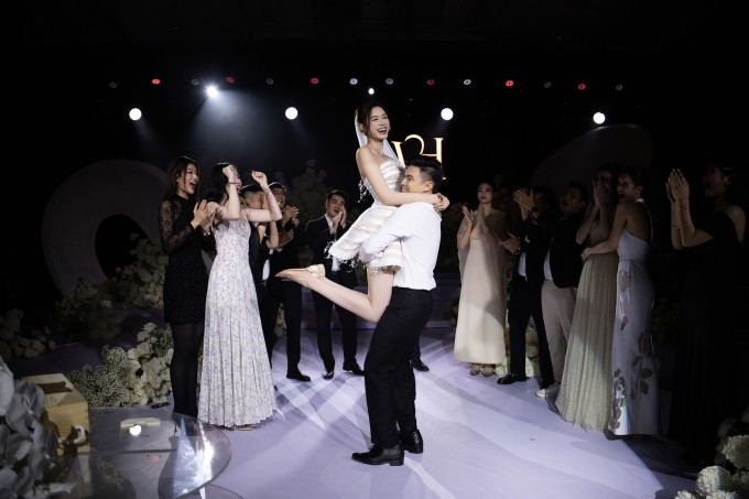 Chú rể bế bổng Đỗ Thị Hà ở cuối buổi tiệc. Ảnh: Linh Lê Chí