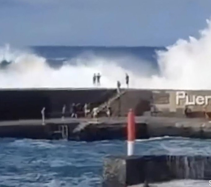 Sóng lớn cuốn trôi nhiều du khách, ba người thiệt mạng - 1