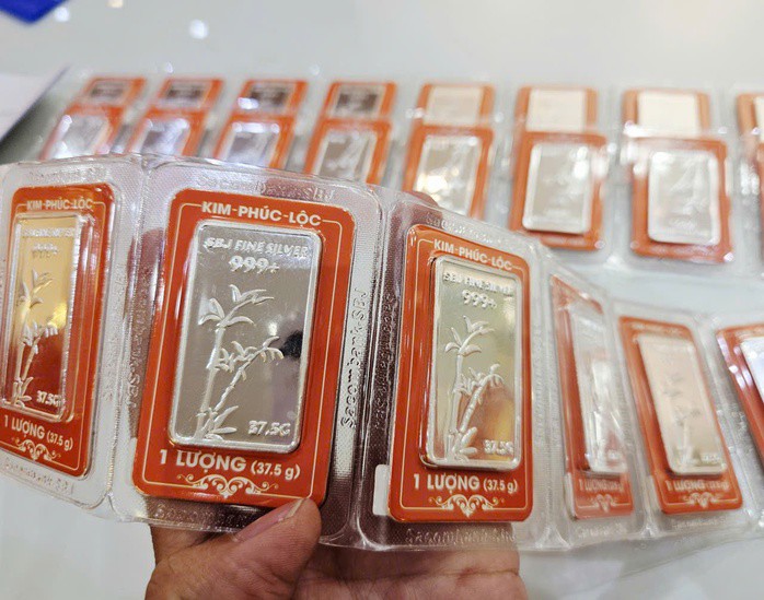 Giá bạc miếng có sự cách biệt giữa các thương hiệu trong nước