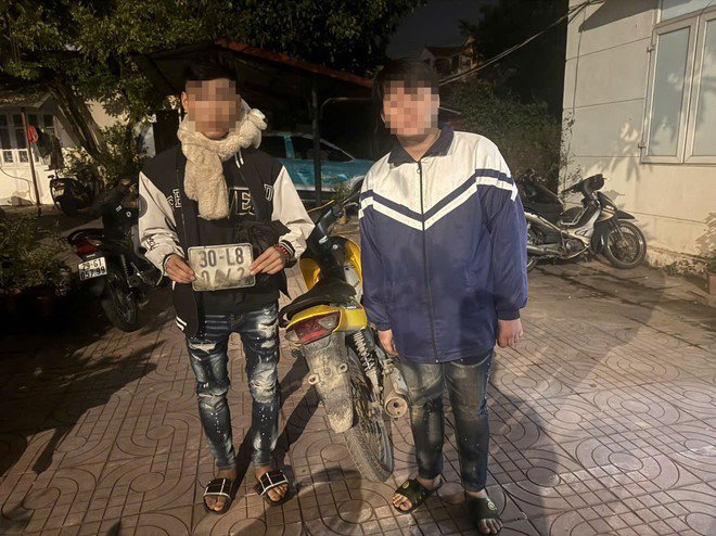 Hai thiếu niên chở nhau bằng chiếc xe máy không rõ nguồn gốc
