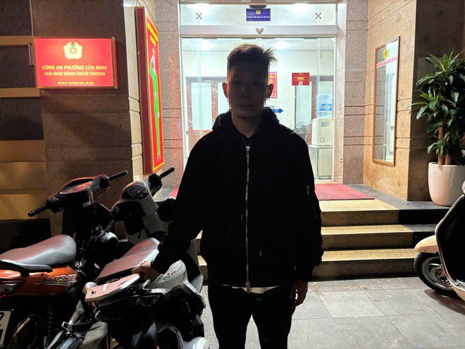 Nam thanh niên ngồi sau chiếc xe lạng lách, đánh võng, "bốc đầu" trên phố để hai đối tượng còn lại dùng điện thoại quay clip