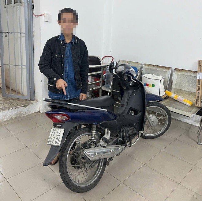 Nam thanh niên bị phát hiện mang theo gậy 3 khúc để phòng thân